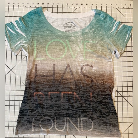 NWOT Dorothy Blue Women’s Medium Slim Fit “Love Has Been Found” Tee - Picture 1 of 4